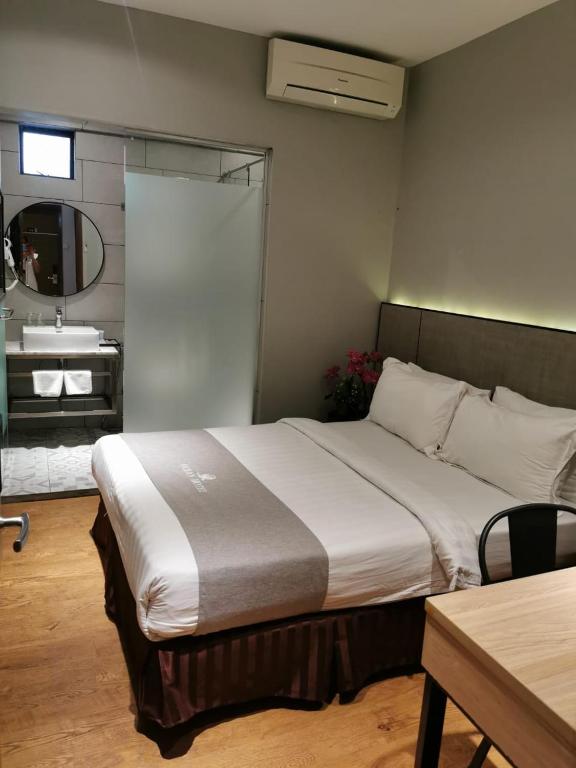 Postel nebo postele na pokoji v ubytování OCEAN HOTEL