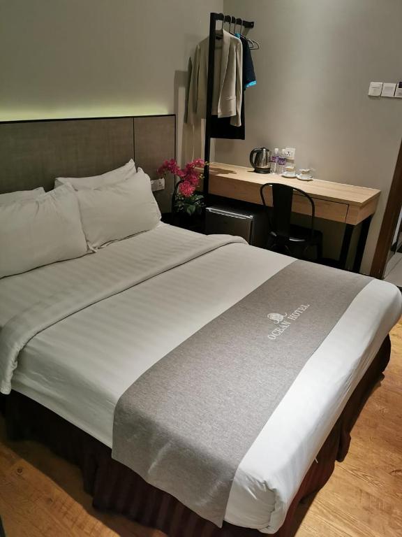 Postel nebo postele na pokoji v ubytování OCEAN HOTEL
