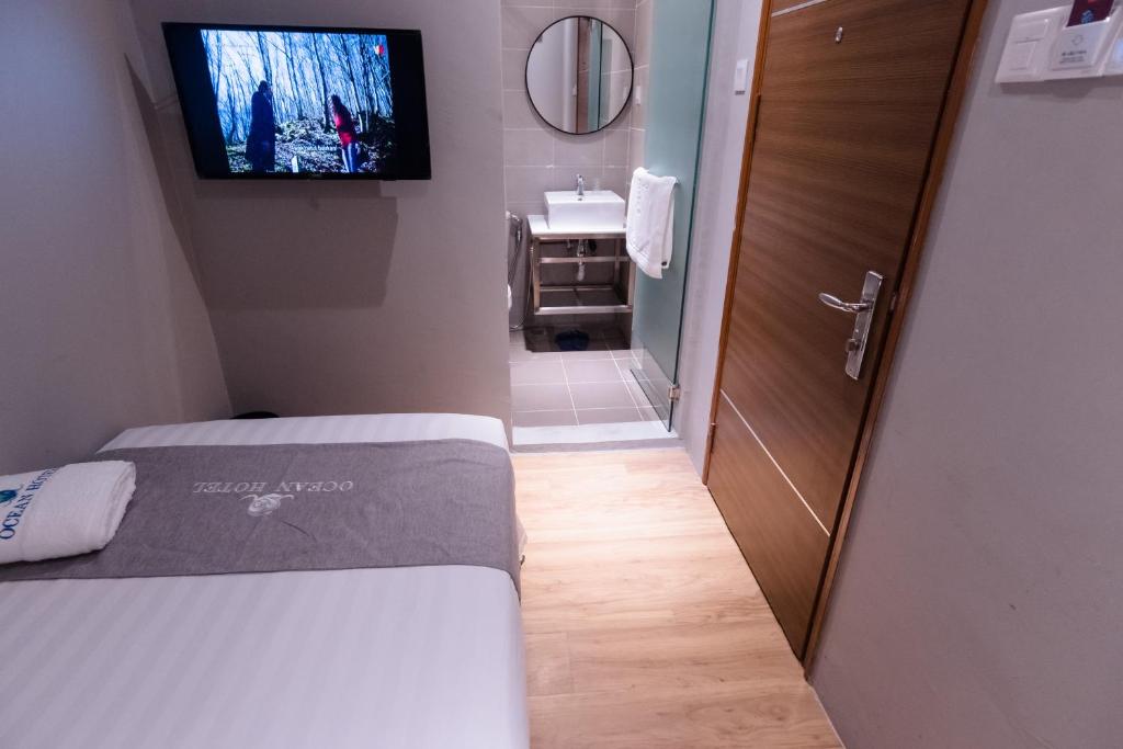 Postel nebo postele na pokoji v ubytování OCEAN HOTEL