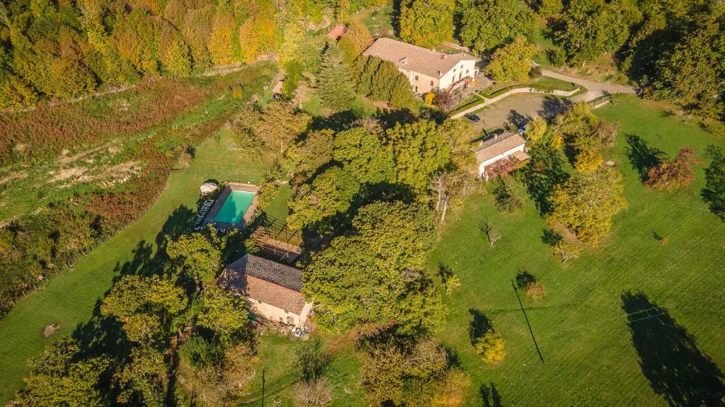 une vue aérienne sur une maison dans un champ dans l'établissement Hotel Relais San Lorenzo, à Abbadia San Salvatore