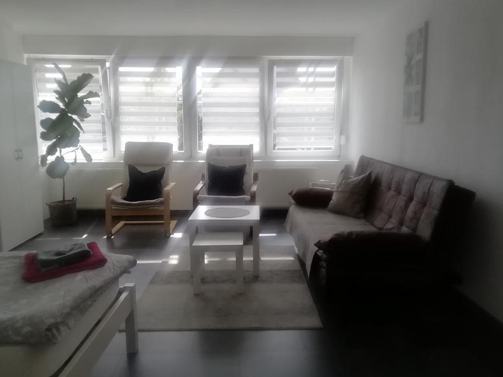 a living room with a couch and two chairs at Fewo- und Monteurswohnung Morgentau in Germersheim