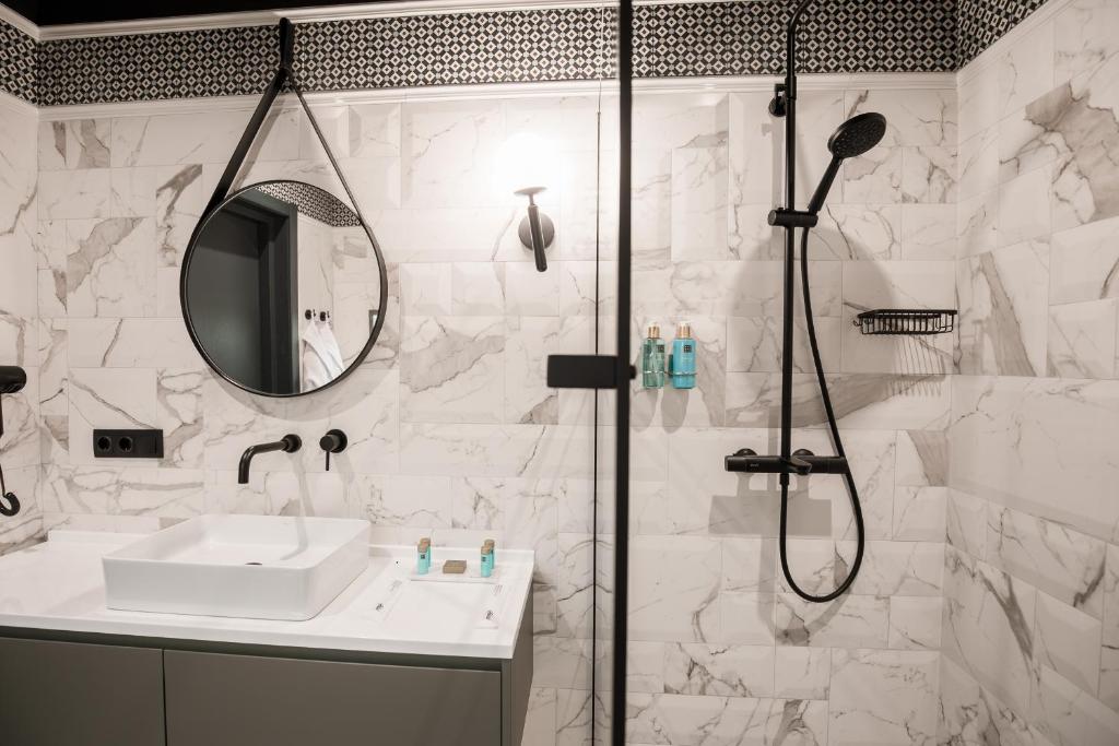 Koupelna v ubytování Victoria Deluxe Hotel