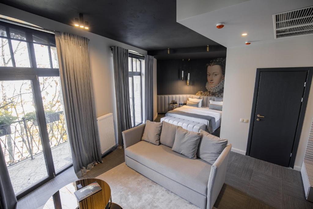 Victoria Deluxe Hotel - 