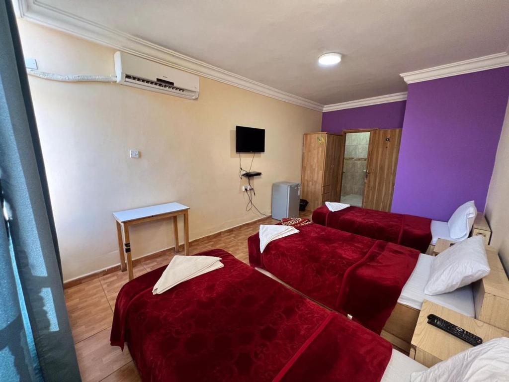 Postel nebo postele na pokoji v ubytování Dweik Hotel 1