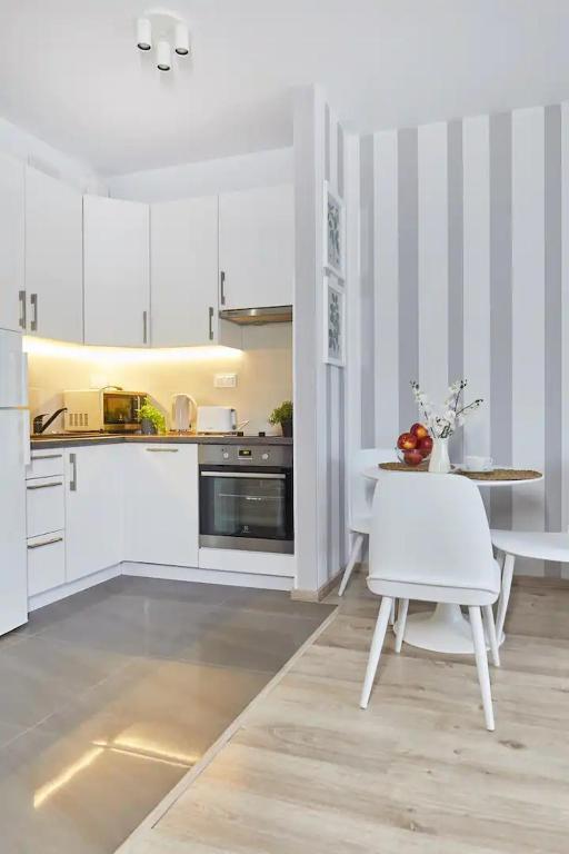 Kuchyňa alebo kuchynka v ubytovaní P&O Serviced Apartments Siedmiogrodzka III