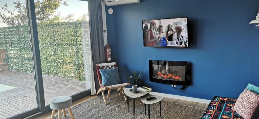 TV a/nebo společenská místnost v ubytování VERDVILLAGE