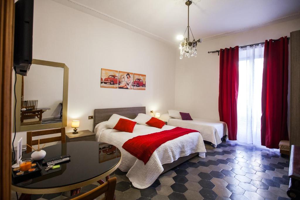 Łóżko lub łóżka w pokoju w obiekcie La Dolce Vita Roma