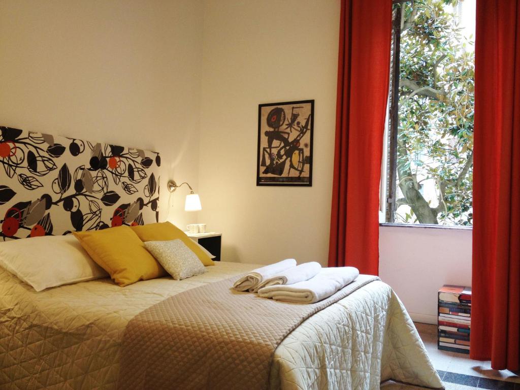 1 dormitorio con 1 cama con 2 toallas en Domò Vaticano Guest House, en Roma