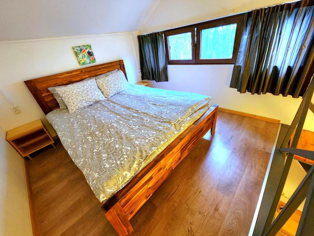 Postel nebo postele na pokoji v ubytování House & Yard Sesil XL 90m to beach