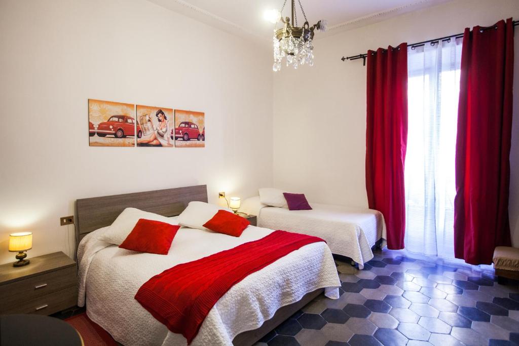 Łóżko lub łóżka w pokoju w obiekcie La Dolce Vita Roma