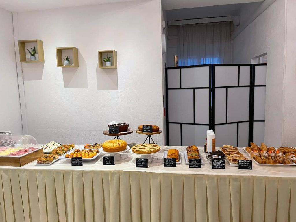 stół z różnymi rodzajami wypieków w obiekcie Hotel Bellini w mieście Riccione