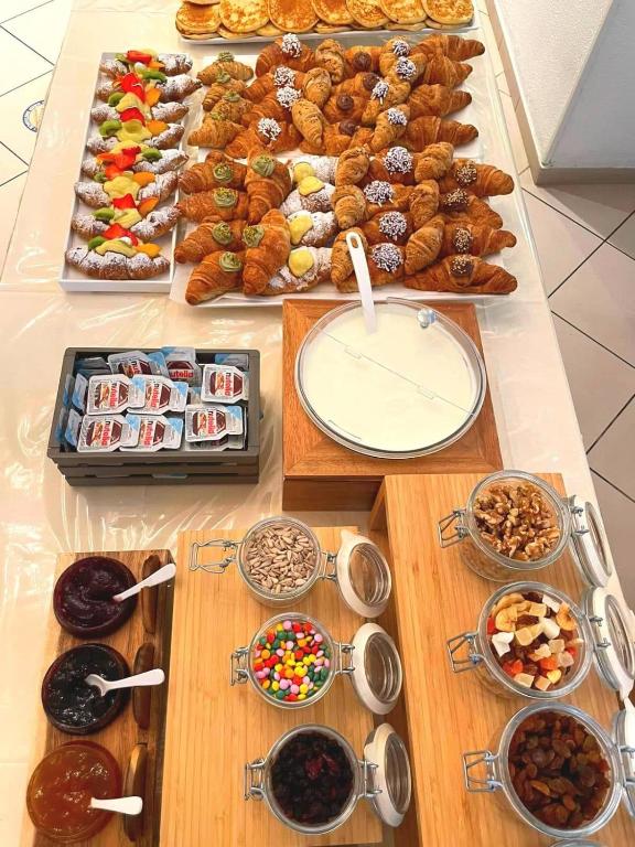 stół z różnymi rodzajami wypieków i żywności w obiekcie Hotel Bellini w mieście Riccione