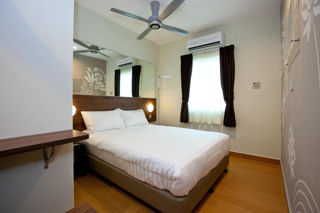 Tempat tidur dalam kamar di Tune Hotel – Kota Bharu City Centre