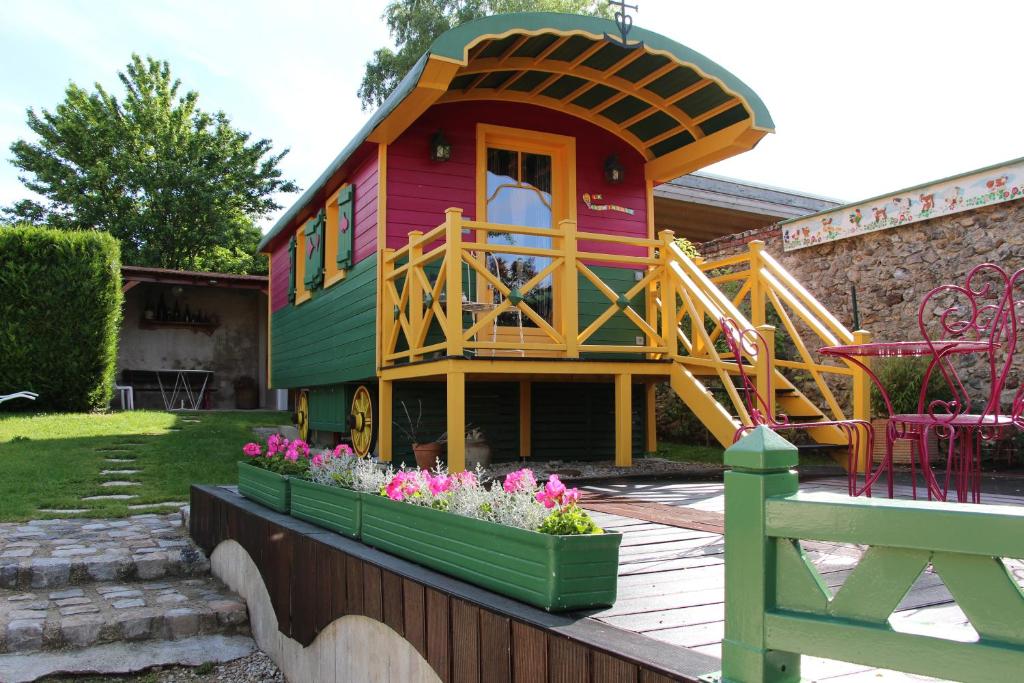 une salle de jeux avec toboggan sur une terrasse dans l'établissement Roulotte la Dominique, à Romery