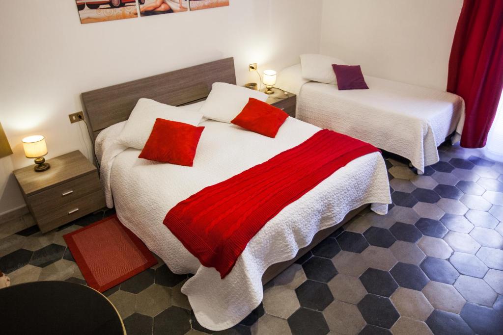 Łóżko lub łóżka w pokoju w obiekcie La Dolce Vita Roma