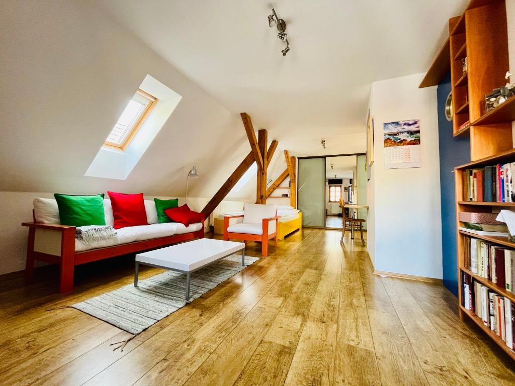 ein Wohnzimmer mit einem Sofa und einem Tisch in der Unterkunft Apartment 23 in Český Krumlov