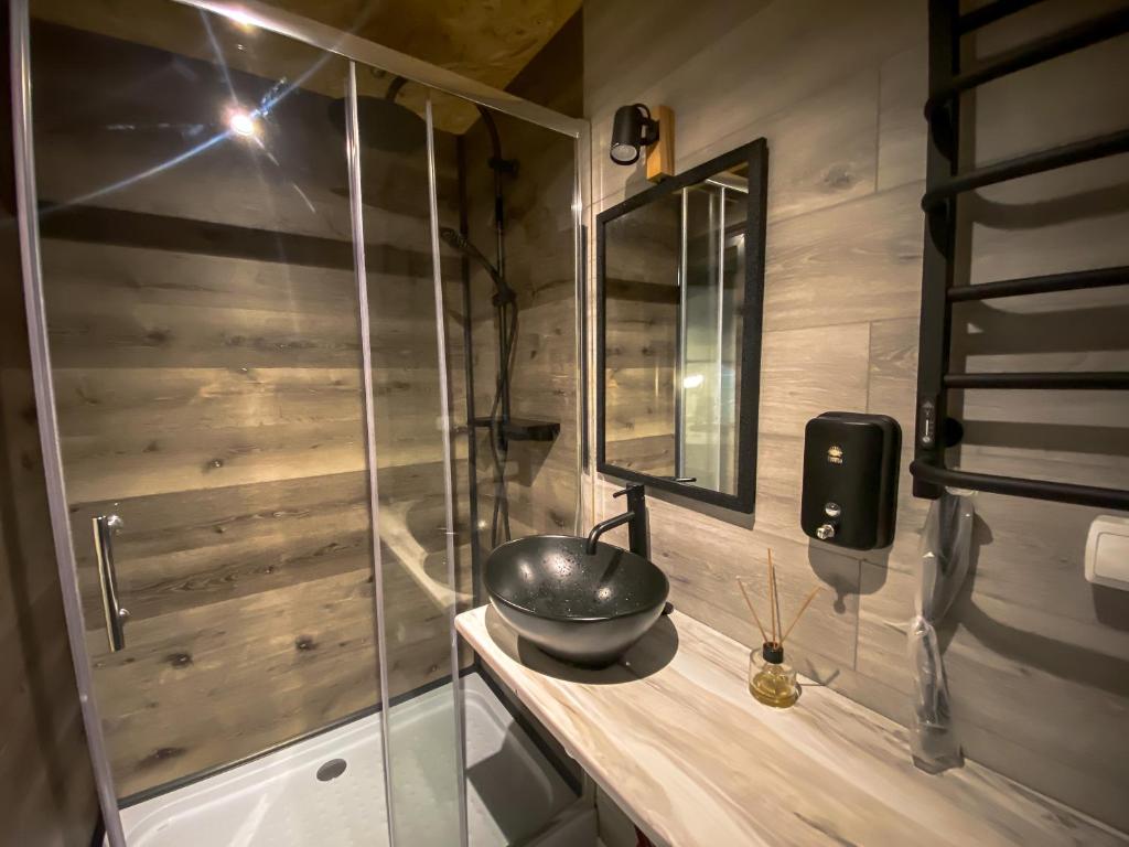 een badkamer met een kom op een aanrecht naast een douche bij Глемпінг Едельвейс in Oryavchyk