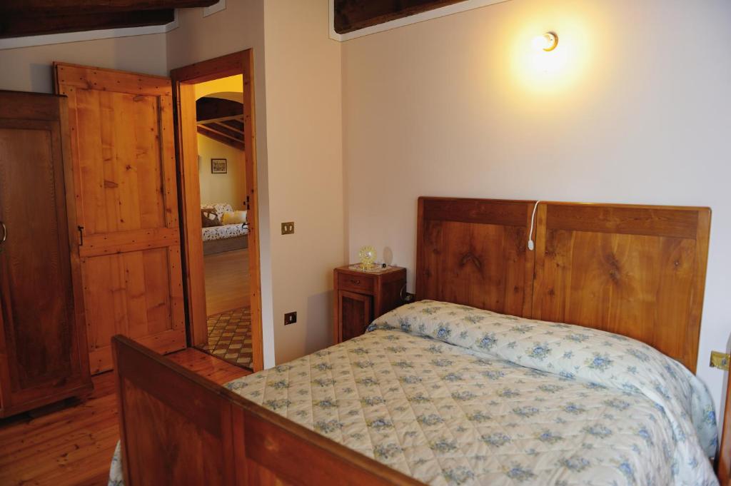 1 dormitorio con 1 cama y puerta a una habitación en Agriturismo Crodi, en Miane