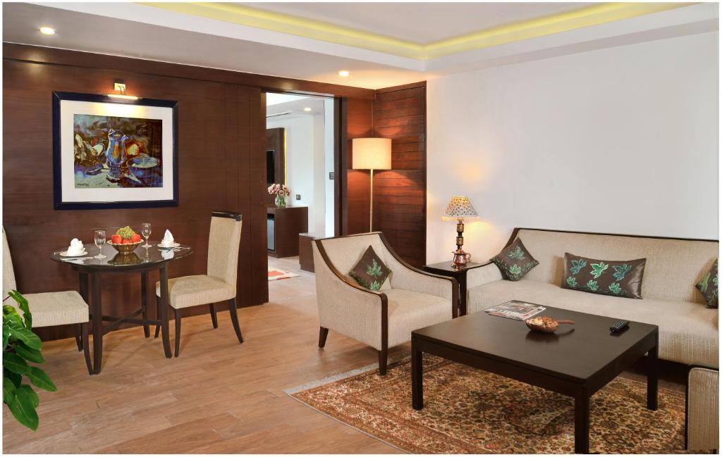 Posezení v ubytování Golden Tulip Srinagar