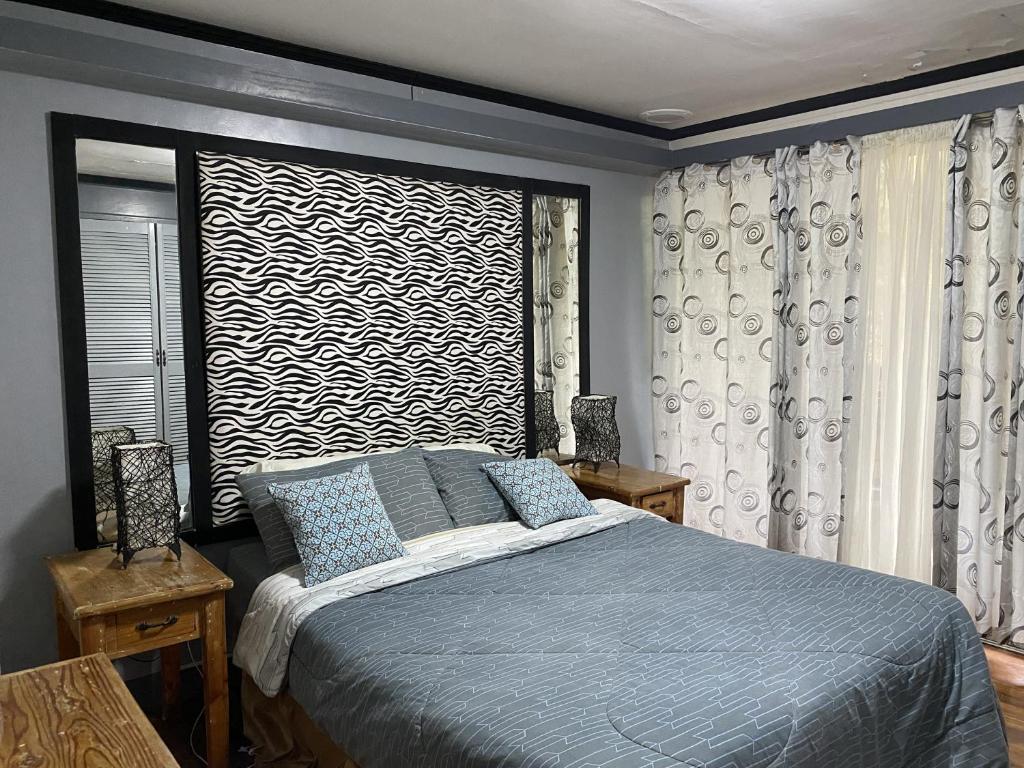 - une chambre avec un lit et une grande fenêtre dans l'établissement La Vista Pansol Resort Complex by RedDoorz, à Pansol