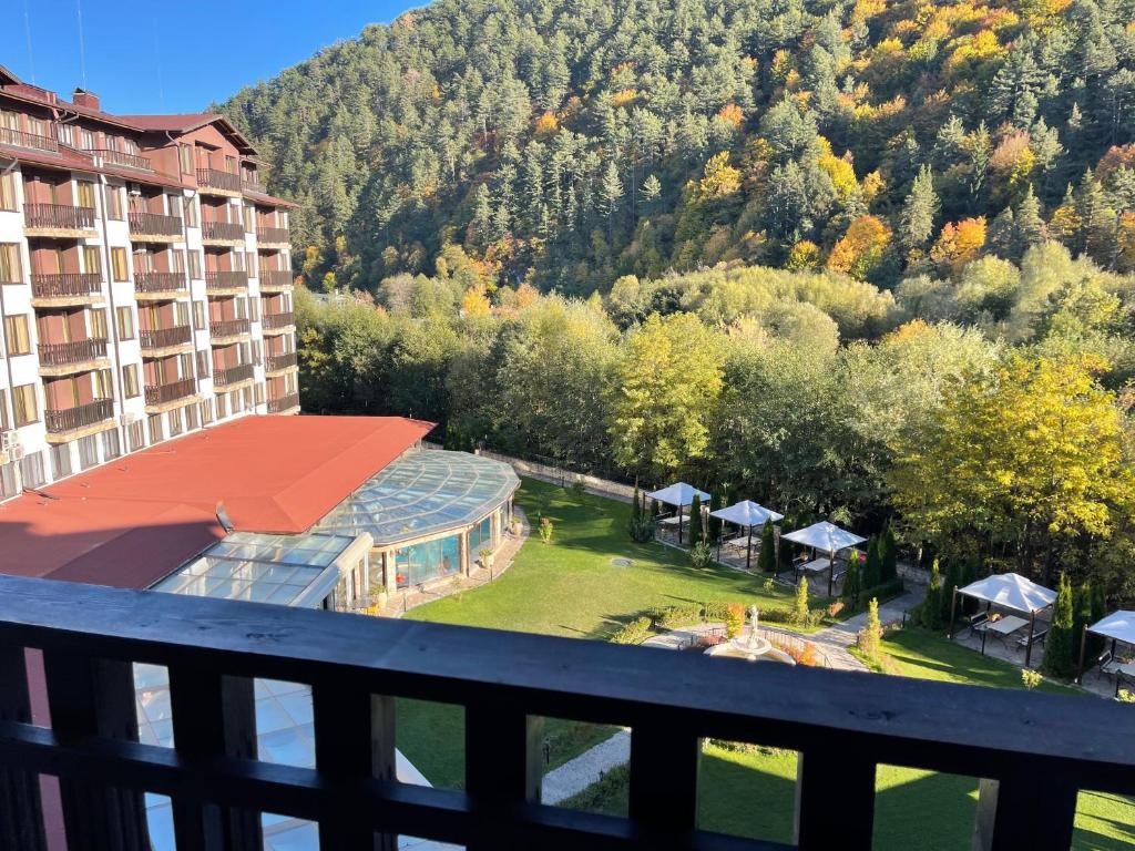 uma vista a partir da varanda de um hotel e de um resort em Мия 2 Спа хотел Свети Спас em Velingrad