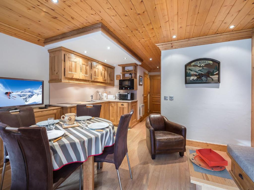 une cuisine et une salle à manger avec une table et des chaises dans l'établissement Appartement Fonctionnel, 4 Pers avec Garage et Terrasse à 100m des Pistes à Méribel - FR-1-565-15, à Les Allues