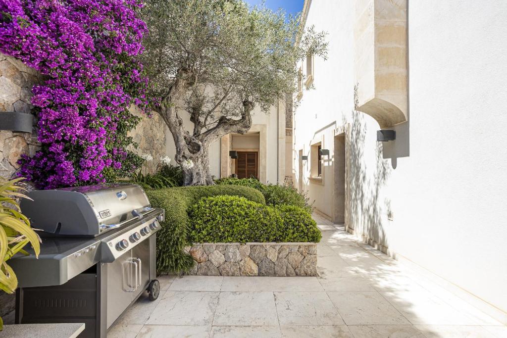 una cucina con fiori viola sul lato di un edificio di Majestic Mallorca Villa Finca Finesse 6 Bedrooms Private Heated Pool & Out Door Jacuzzi Andratx a Andratx
