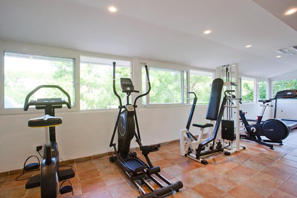 Fitness centrum a/nebo fitness zařízení v ubytování Hotel Cala Sant Vicenç - Adults Only