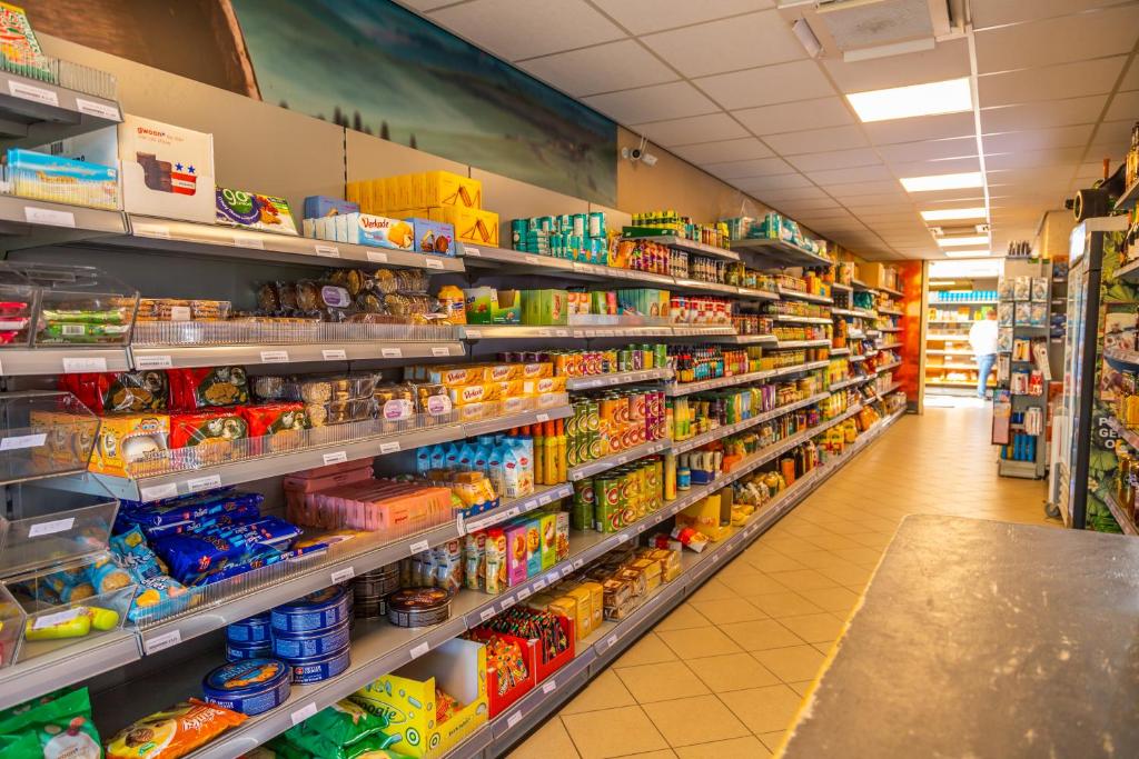 Supermarket nebo jiné obchody v  prázdninového areálu nebo okolí