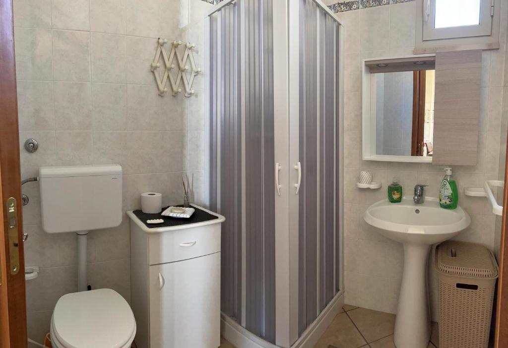 ein Bad mit einer Dusche, einem WC und einem Waschbecken in der Unterkunft Belvedere in Santa Margherita di Belice