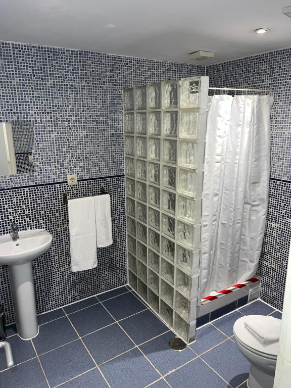 A bathroom at Hostal Abaaly