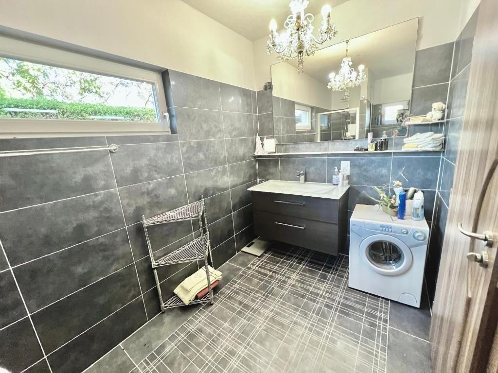 Attalens的住宿－Cozy 2.5 Apartment with Swimmingpool，一间带洗衣机和洗衣机的浴室
