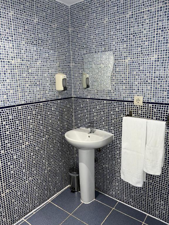 A bathroom at Hostal Abaaly