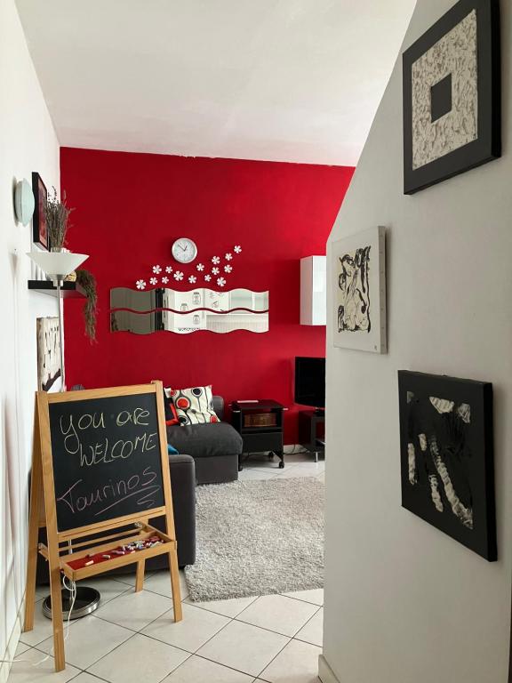 soggiorno con parete con accento rosso di Appartamento incantevole a Parma a Parma
