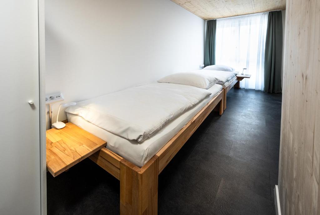 een slaapkamer met 2 bedden en een houten tafel bij Boardinghouse-Landau in Landau in der Pfalz