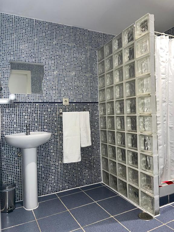 A bathroom at Hostal Abaaly