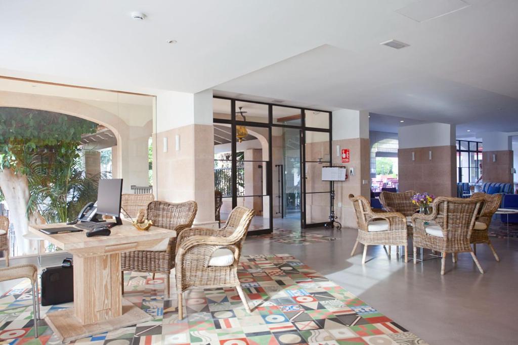 Posezení v ubytování Hotel Cala Sant Vicenç - Adults Only
