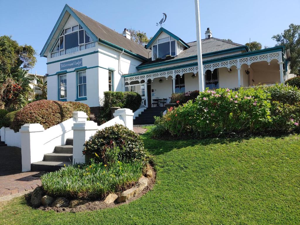 niebiesko-biały dom z ogródkiem w obiekcie Yellowwood Lodge w mieście Knysna