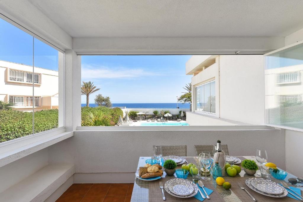 uma sala de jantar com uma mesa e vista para o oceano em Apartment Aida 202 by VillaGranCanaria em Playa del Inglés