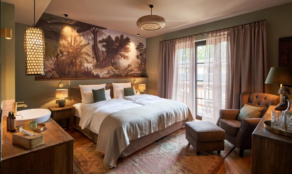 una camera con un grande letto e un lavandino di Vabali Spa Hamburg Hotel a Glinde