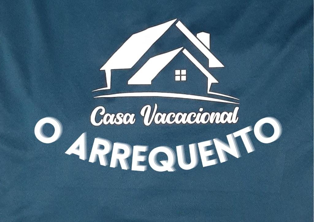 una señal de una casa con las palabras "emergencia casosaorenacular" en O Arrequento, en Oleiros