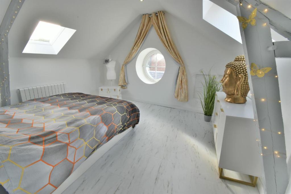- une chambre avec un lit et une fenêtre dans l'établissement L'Or Blanc centre calme -15km d'Étretat, à Fécamp