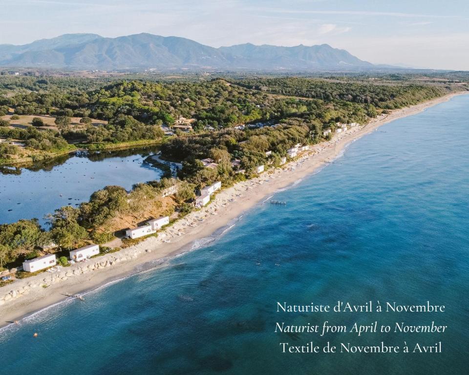 - une vue aérienne sur la plage et l'eau dans l'établissement Domaine Naturiste de Riva Bella, à Linguizzetta