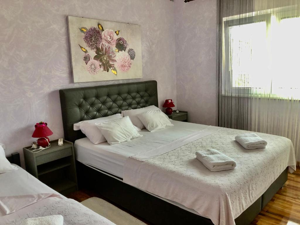 Posteľ alebo postele v izbe v ubytovaní Apartments Pine & Oak with shared seasonal hot tub