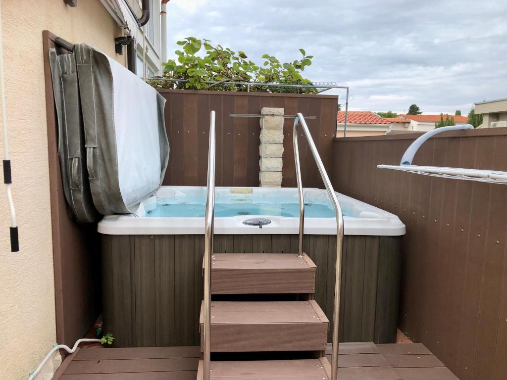 Balkón alebo terasa v ubytovaní Apartments Pine & Oak with shared seasonal hot tub