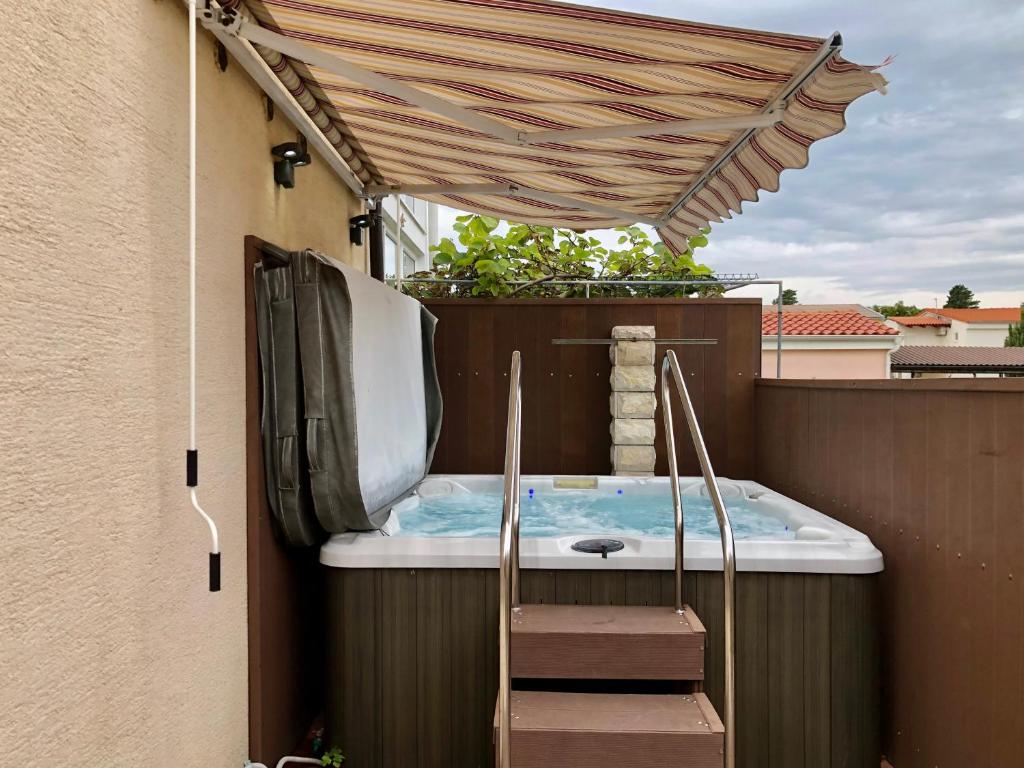 Balkón alebo terasa v ubytovaní Apartments Pine & Oak with shared seasonal hot tub