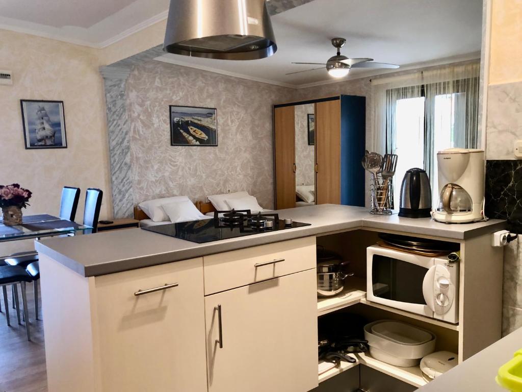 Kuchyňa alebo kuchynka v ubytovaní Apartments Pine & Oak with shared seasonal hot tub