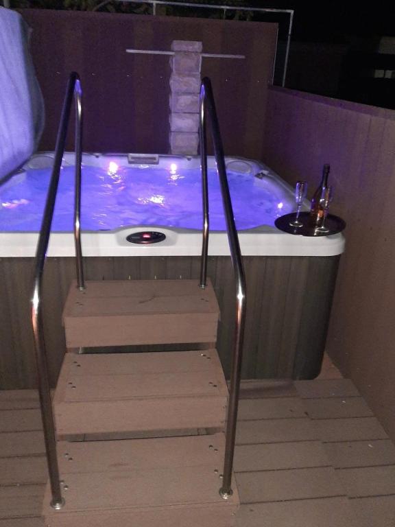 Fotografia z galérie ubytovania Apartments Pine & Oak with shared seasonal hot tub v Privlake