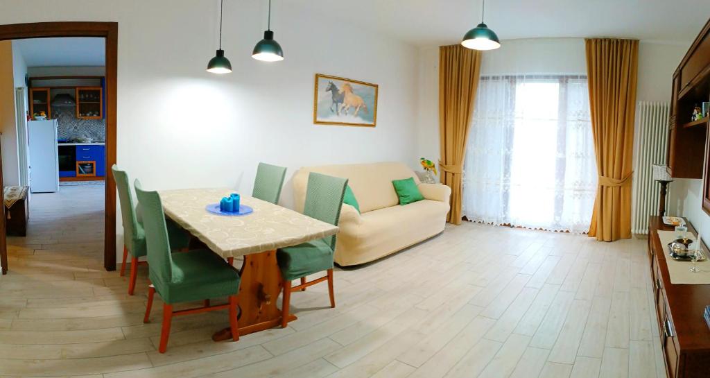 a living room with a table and a couch at Casa Palmieri bilocale Indipendente con Giardino Privato Relax sul Monte Amiata in Castel del Piano
