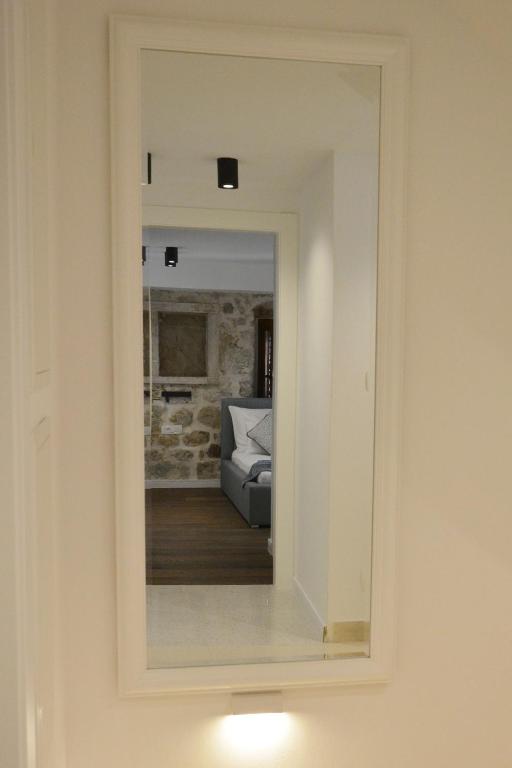 Fotografia z galérie ubytovania Charming stone apartment with jacuzzi in center of Omiš v Omise
